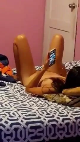 Con em gái 2k4 nứng lồn vừa xem sex tự thủ dâm anh họ thấy thế qua đụ giúp 1 cặc.