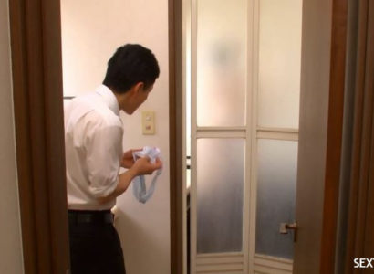 Đến nhà chơi, thanh niên nhìn trộm mẹ bạn gái tắm