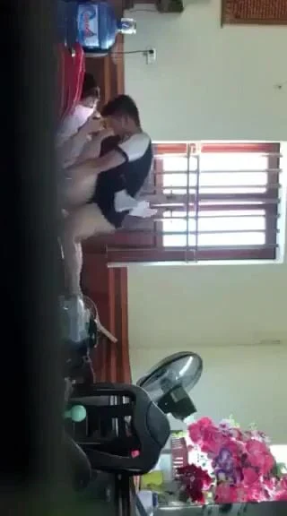 Em gái 2k5 chuẩn bị đi học thì anh họ vào phòng gã đụ.