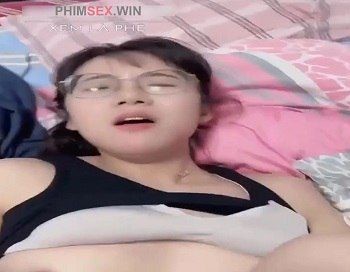Gái xinh kính cận địt cực phê