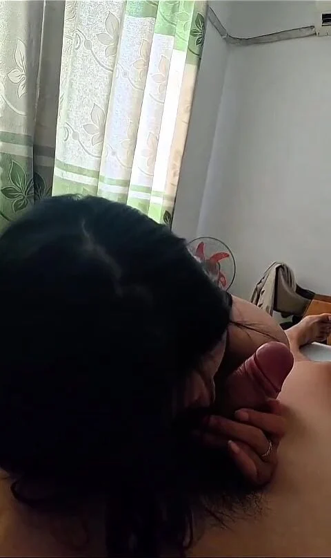 Mẹ đi rồi dượng ở nhà bắt con bú cu mỏi miệng