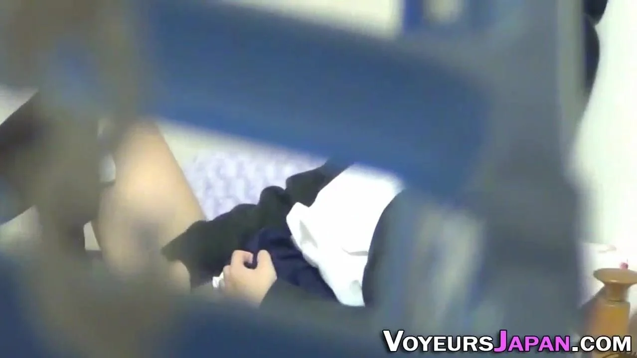 Quay lén em sinh viên thủ dâm trong phòng quên đóng cửa